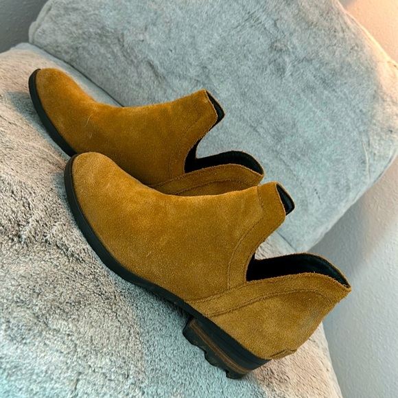 Sorel Lolla suede ankle bootie - perfect condition. - Picture 5 of 10